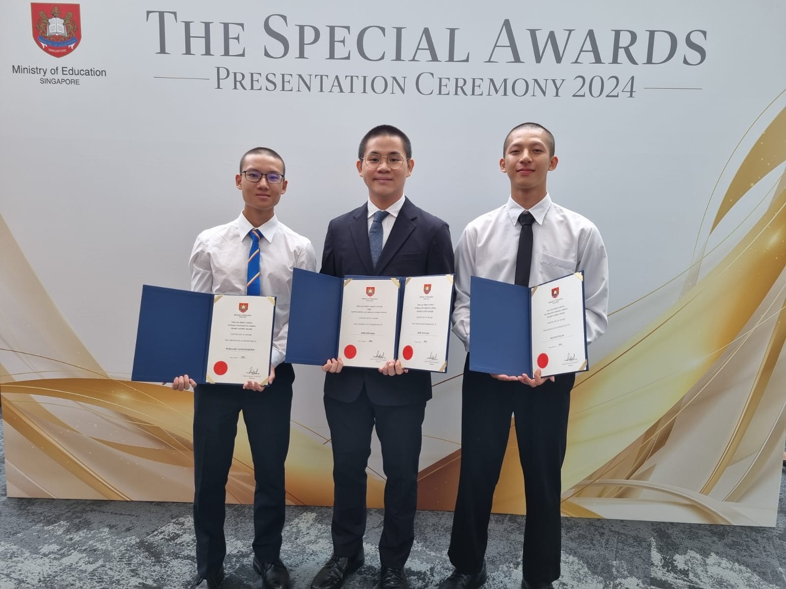 Goh Jun Hao posing with his groupmates, Leo Zhuo Yuan and Worajak Tangcharoen.